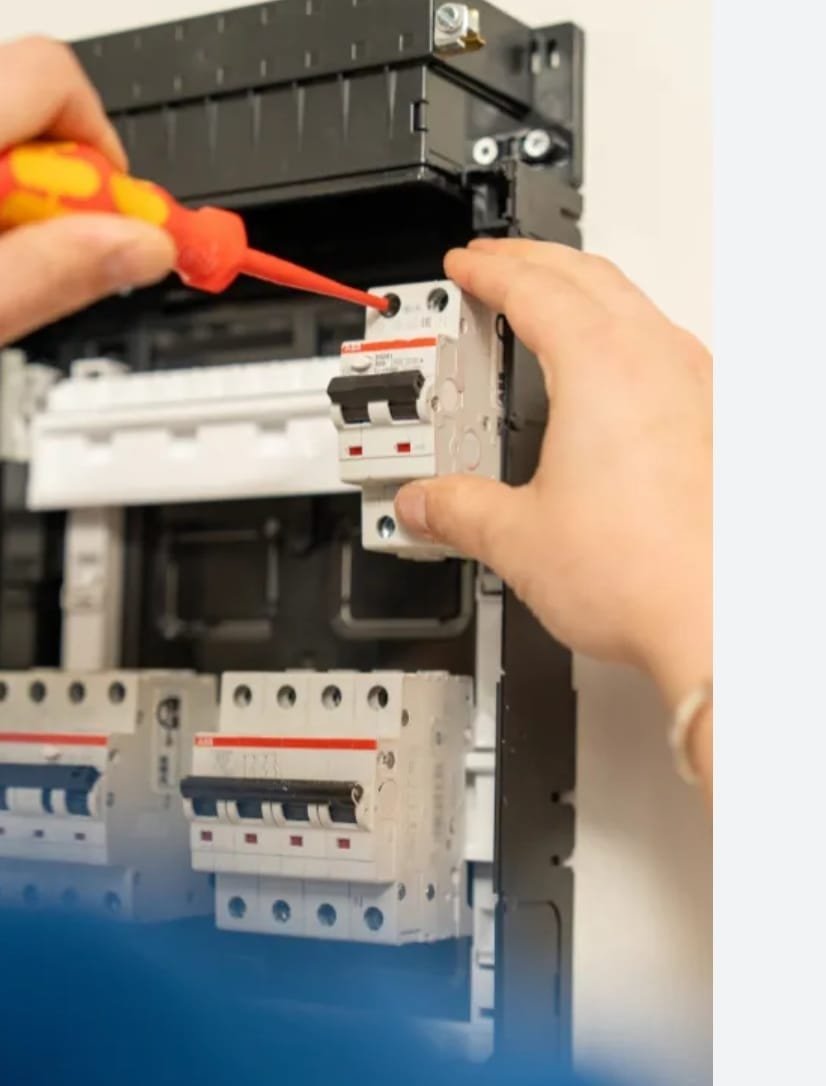 Elektricien aan het werk aan een groepenkast